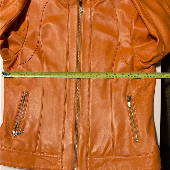 Leather jacket beautifully lined zipper detail on sleeve - Picture 8 of 10